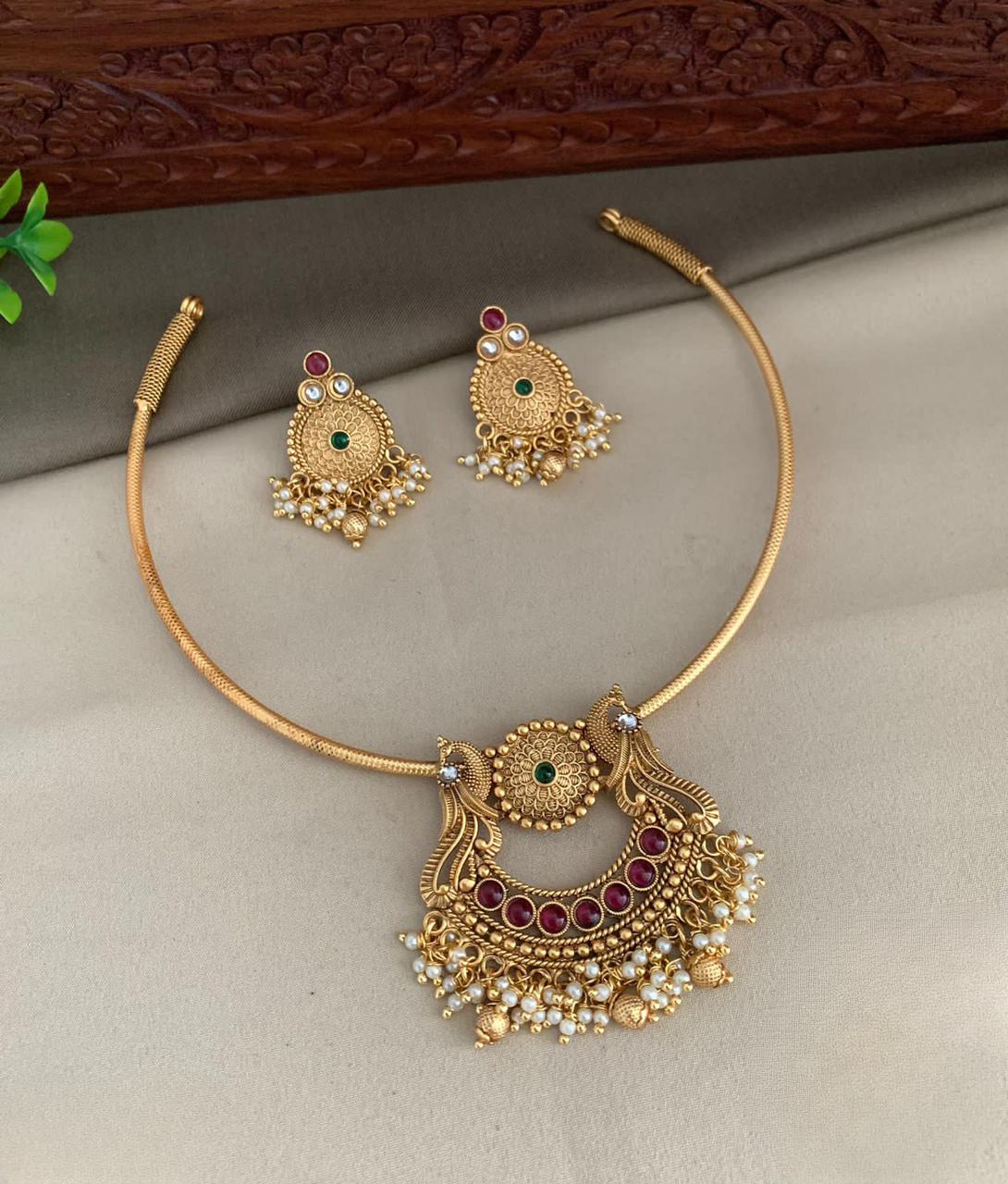 Latest Matte Fashion Jewelry -Pendant Necklace Set with Kanti -White