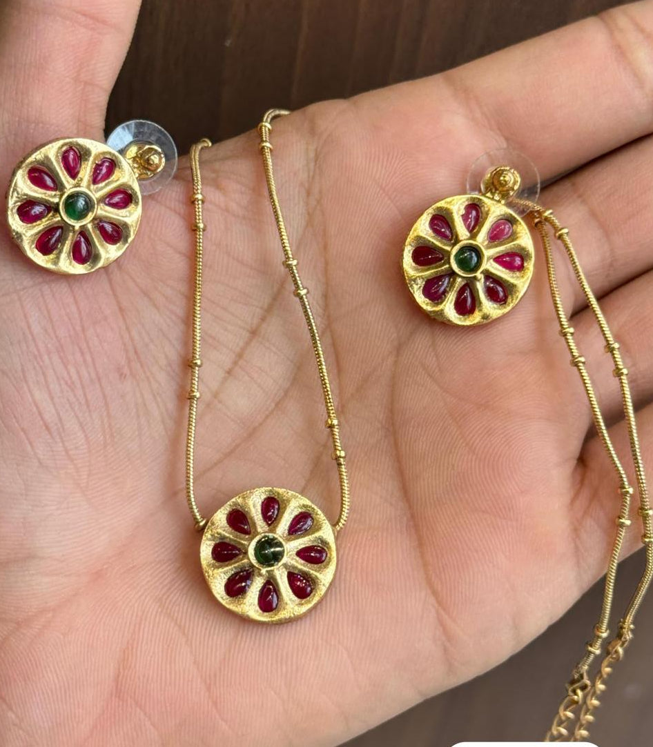 Antique Gold Finish Flower Design Minimalist Pendant Necklace with Earrings - 1 Pair