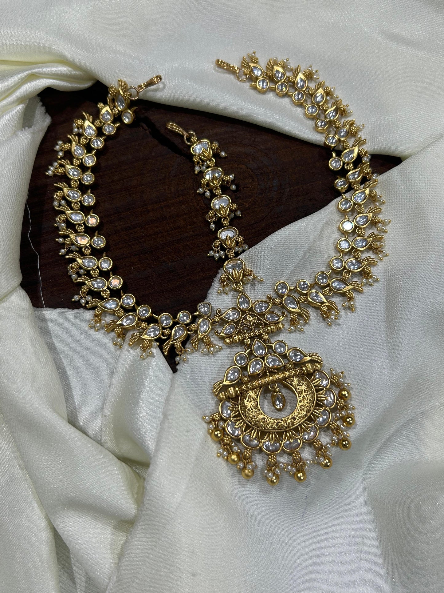 Beautiful Bridal Matte Kemp Stone Mathpati Tikkas -White