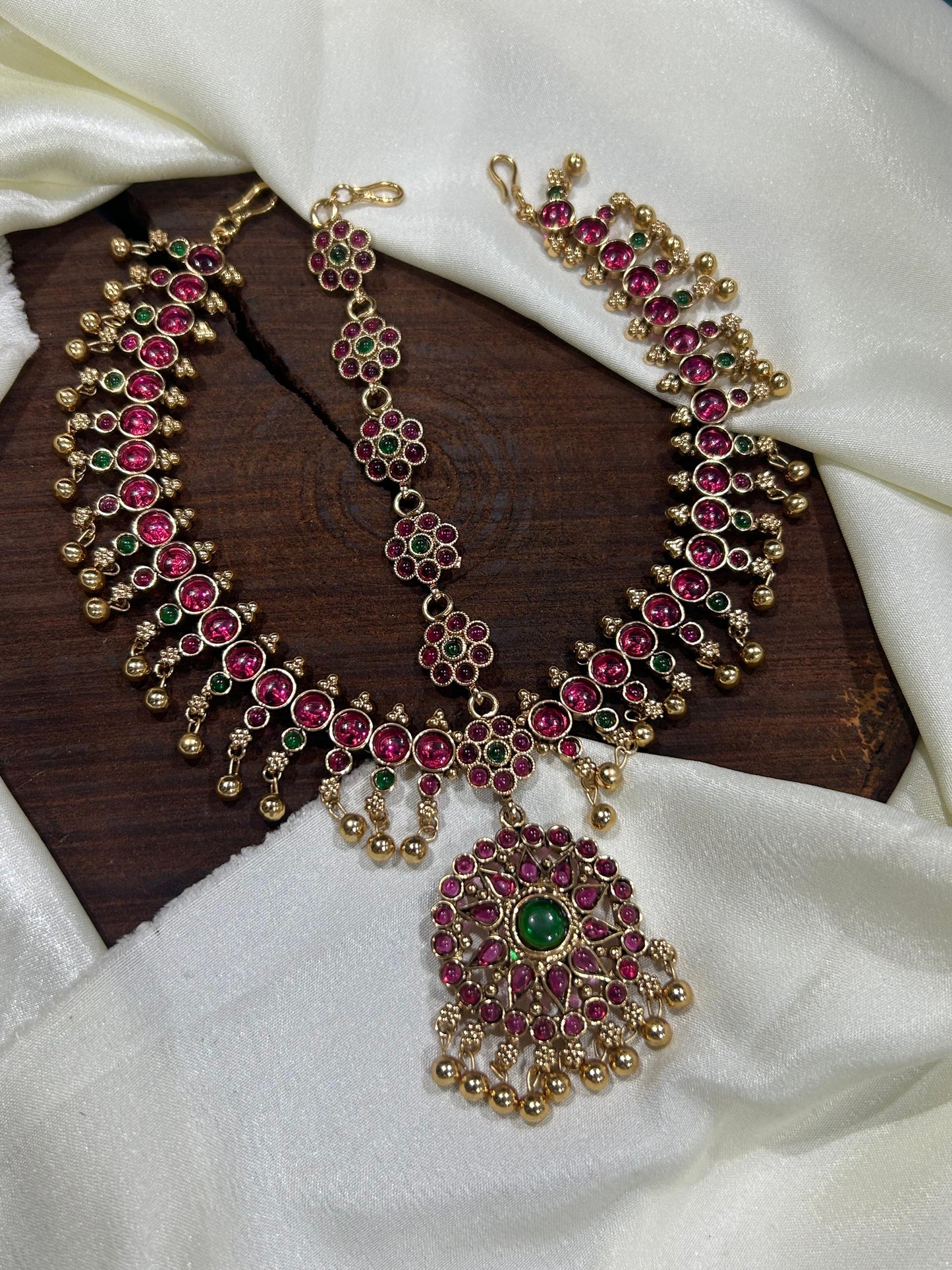 Beautiful Bridal Premium Matte Kemp Stone Mathpati Tikkas- Multicolor