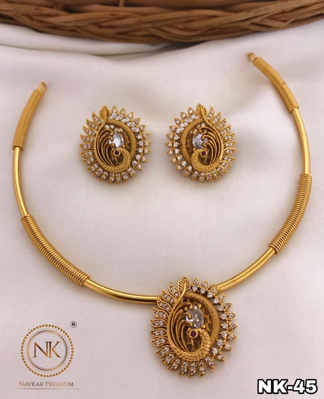 Latest Matte Fashion Jewelry -Pendant Necklace Set with Kanti -White